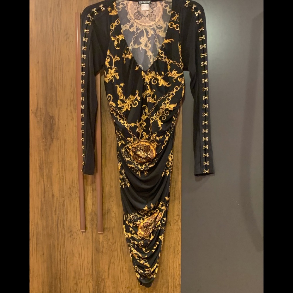 Beautiful ruched dress exquisite design unbelievable sleeves